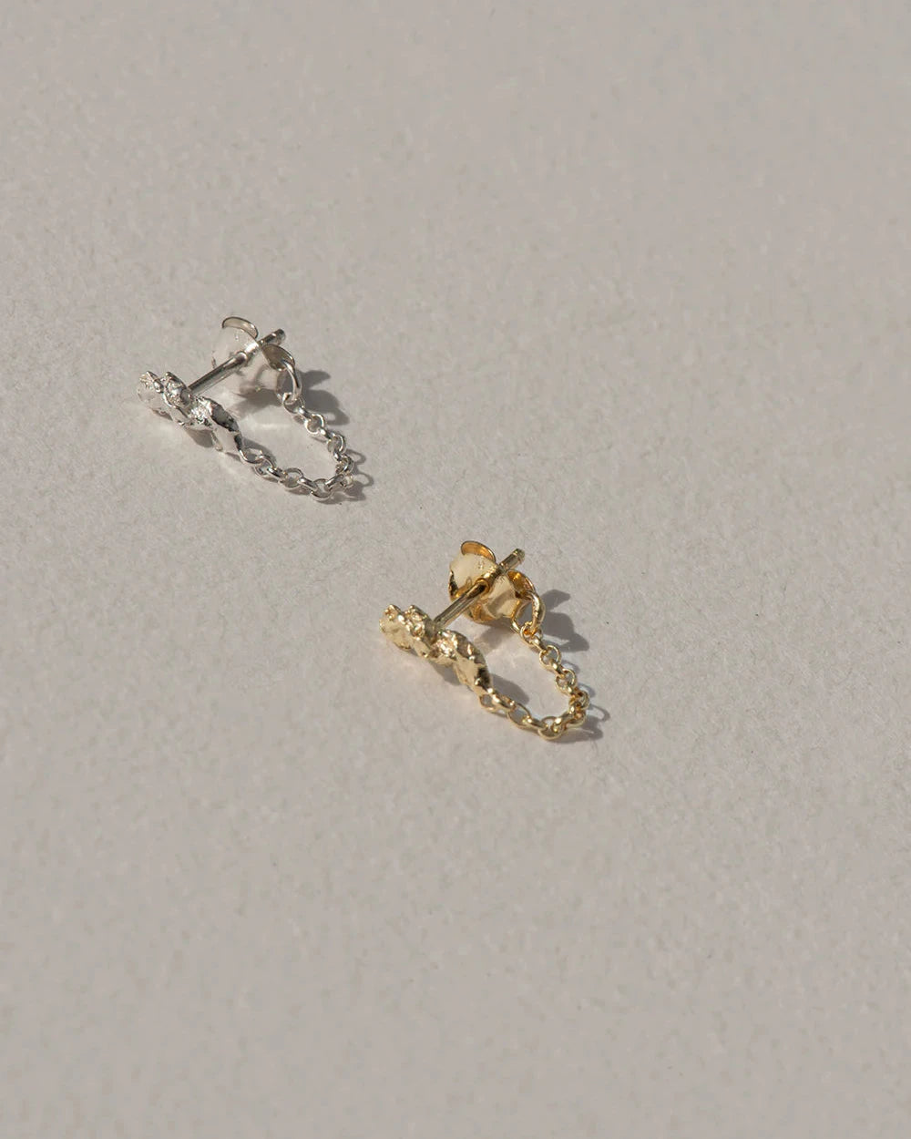Hooked earring - Gold