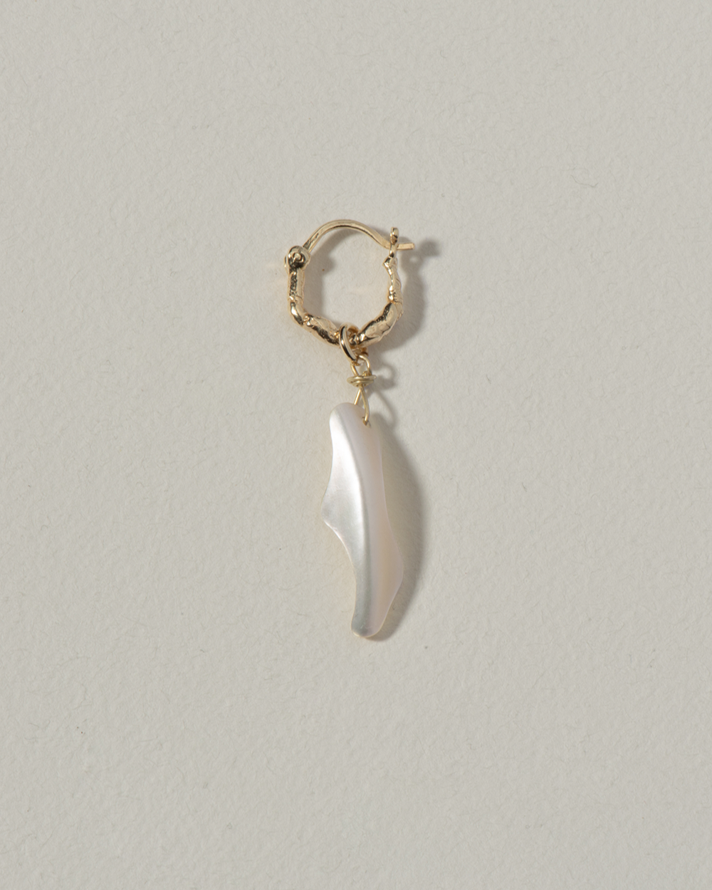 Sunny soldier mother of pearl earring - Gold