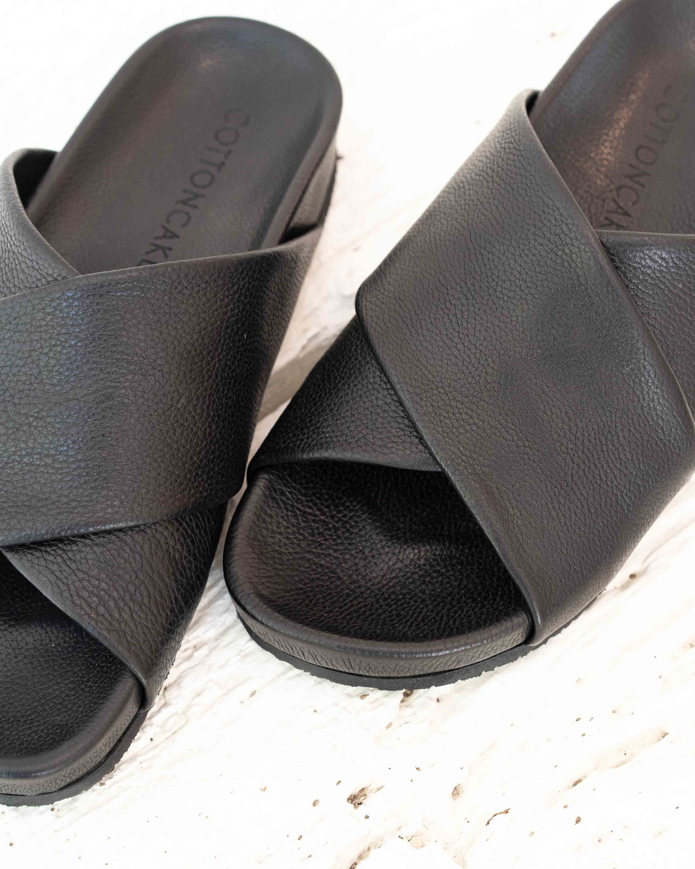 Gwen cross sandal - Leather black